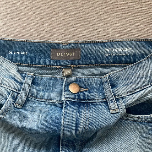 DL1961 high rise straight leg blue jeans. - Picture 11 of 12